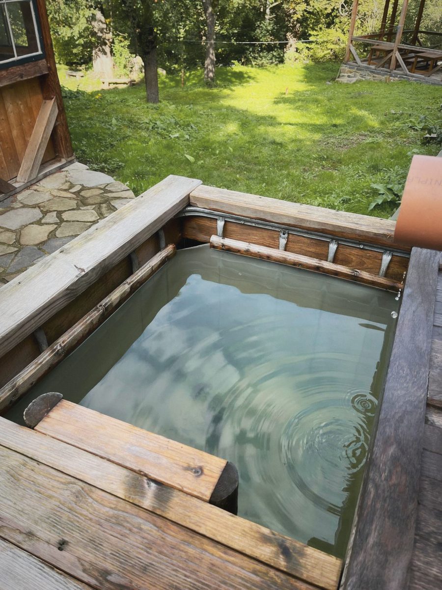 Dřevěná káď se studenou vodou na zahradě