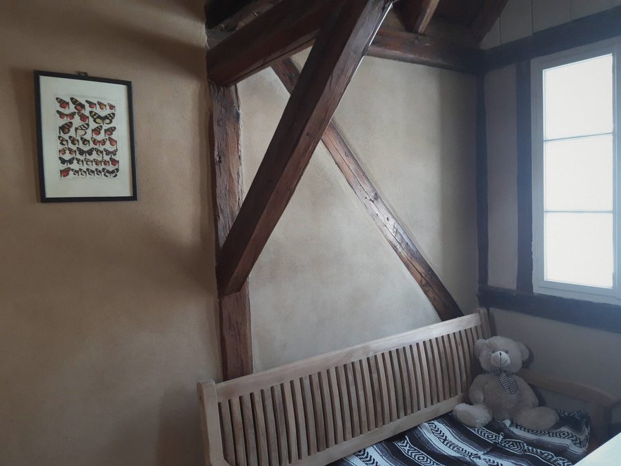 Hrázděná stěna s trámy, lavice a okno